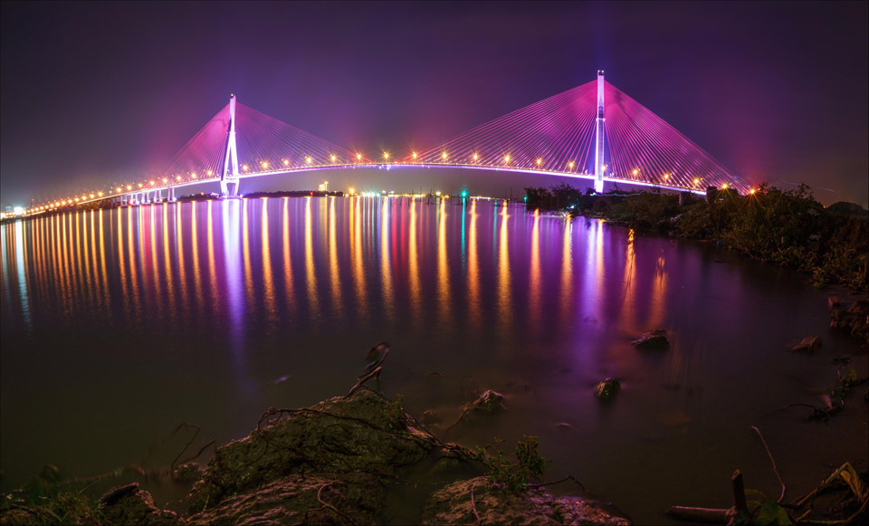 Cầu Cần Thơ về đêm một trong những điạ danh nổi tiếng của thành phố Cần Thơ